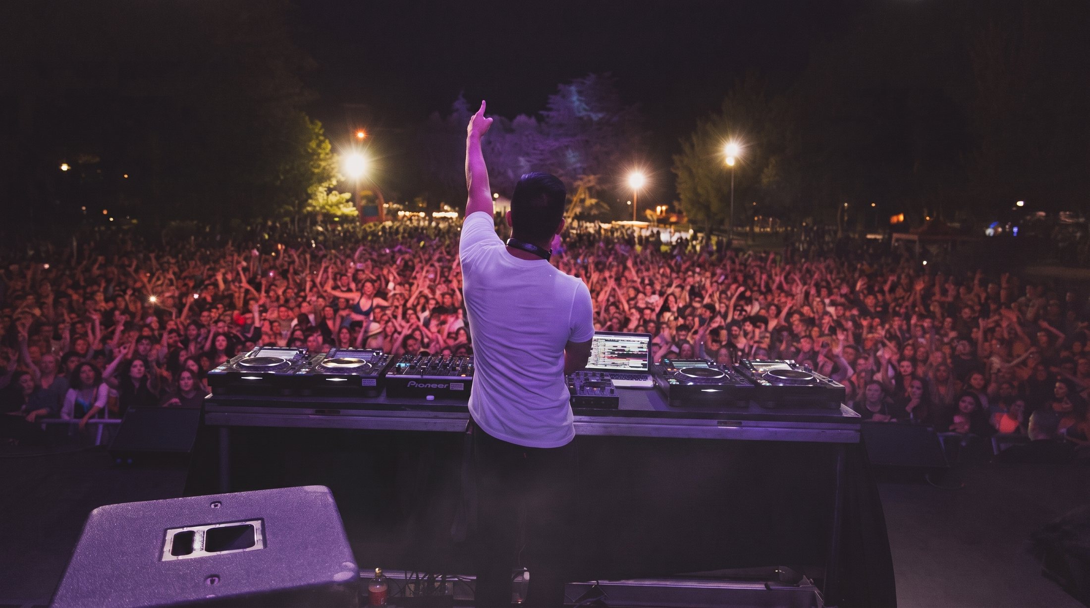 SAYMØRE performing to a packed outdoor crowd